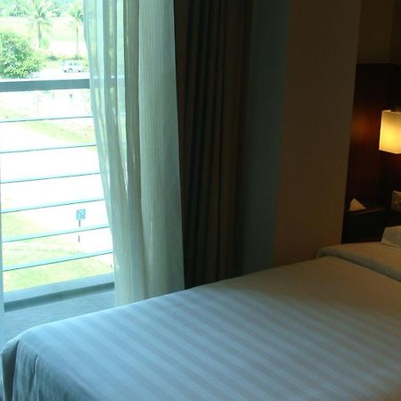 Roomz Hotel Seria Zimmer foto