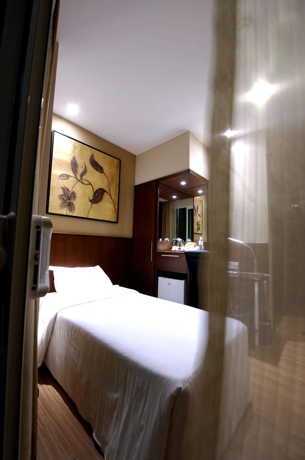 Roomz Hotel Seria Exterior foto