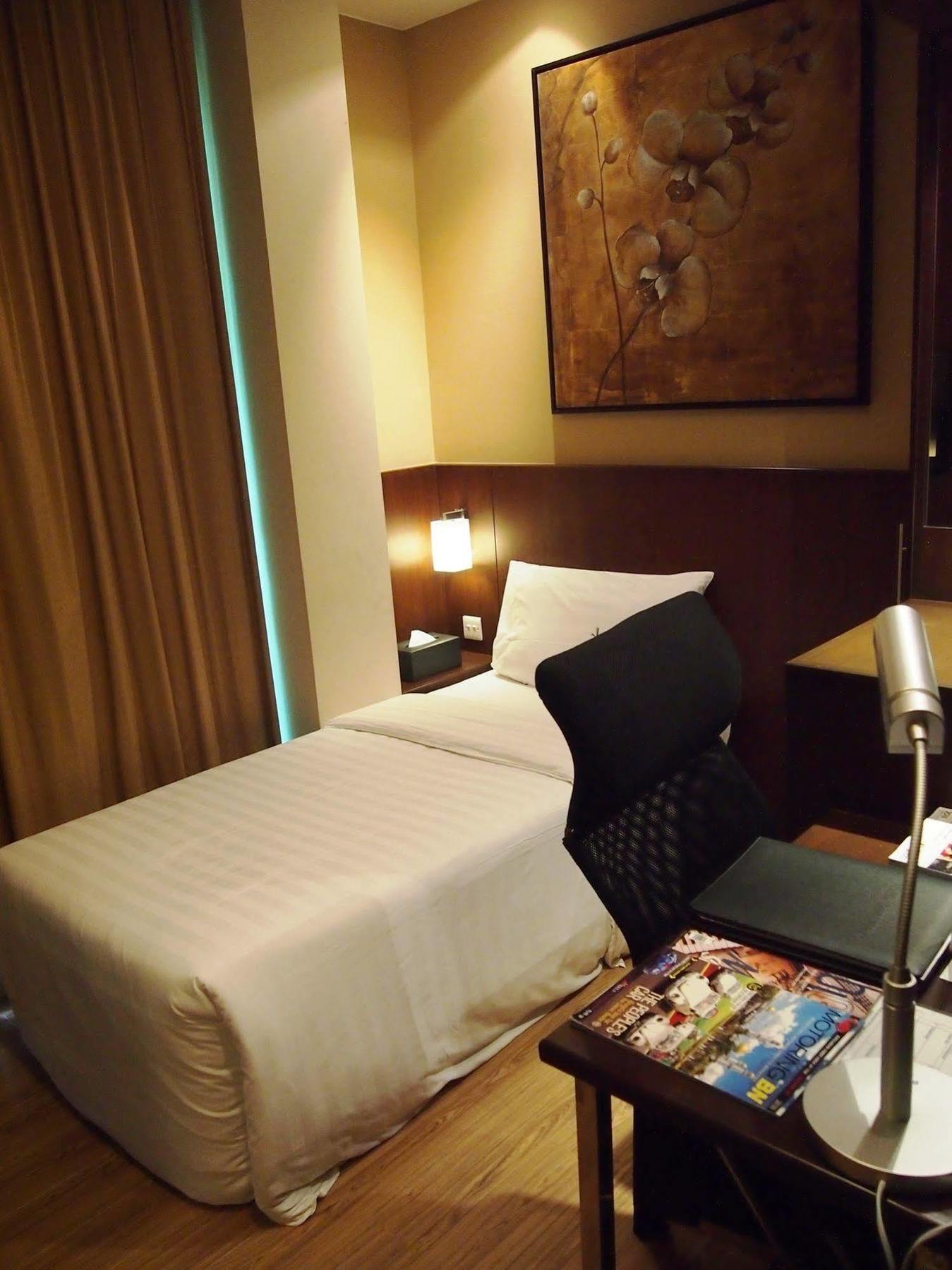 Roomz Hotel Seria Exterior foto