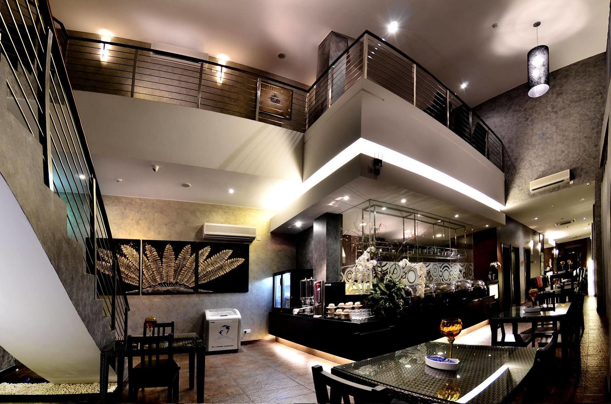 Roomz Hotel Seria Exterior foto